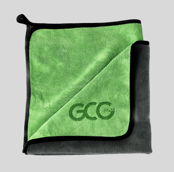 GCG MAX microvezeldoek in groen en donkergrijs, gevouwen en met logo.