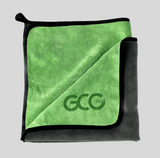 GCG MAX microvezeldoek in groen en donkergrijs, gevouwen en met logo.