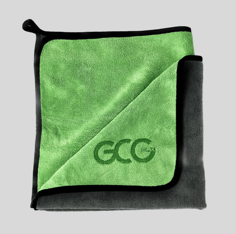 GCG MAX microvezeldoek in groen en donkergrijs, gevouwen en met logo.