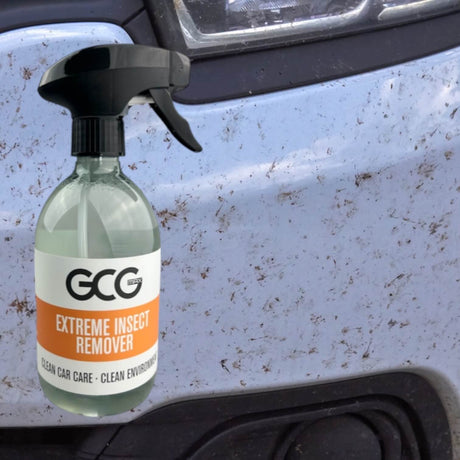 GCG MAX Extreme Insect Remover sprayfles op vuile auto.