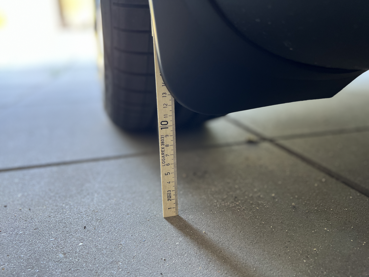 Spatlap gemeten met meetlint op Tesla Model Y