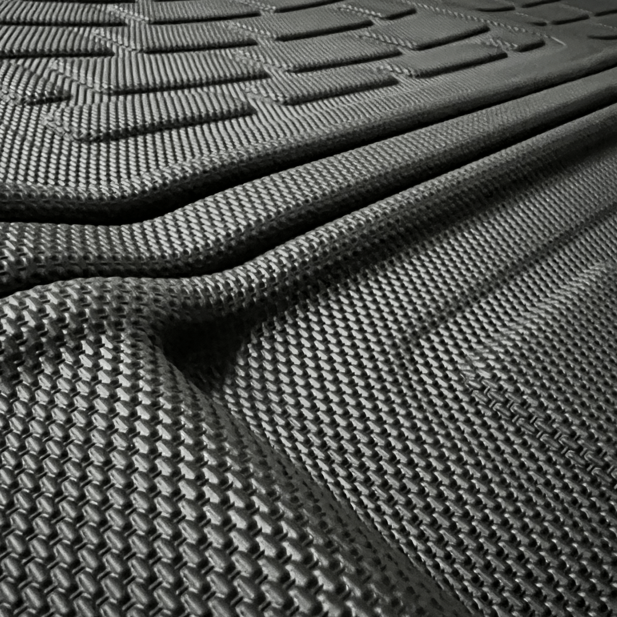 Close-up van een zwarte automatten met getextureerde groeven.