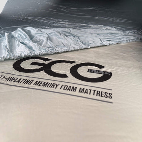 Bamboe hoeslaken van GCG MAX uitgespreid over een matras met zichtbaar GCG MAX-logo.