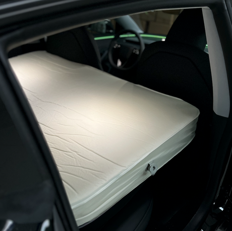 Luchtbed voor elektrische auto gezien vanaf de passagiersdeurzijde