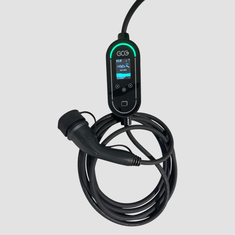 GCG MAX mobiele oplader met lange zwarte kabel en stekker klaar voor gebruik