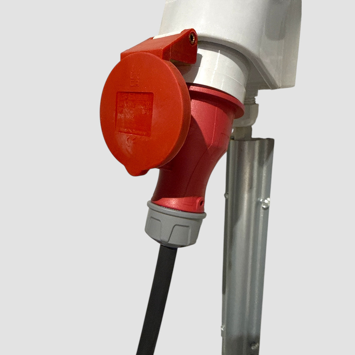 Close-up van een laadstekker met stekker en kabel voor een elektrische auto