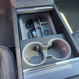 GCG Max bekerhouder en opbergdoos in grijs voor Tesla-interieur.