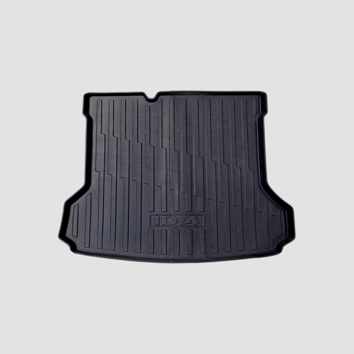 Kofferbakmat van zwart rubber voor VW ID.4, met logo en geribbelde textuur