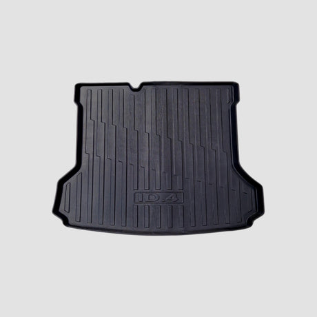 Kofferbakmat van zwart rubber voor VW ID.4, met logo en geribbelde textuur