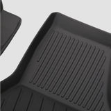 Details van een zwart 3D All Weather mattenset met groeven voor de kofferbak van de auto.