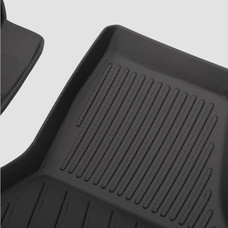 Details van een zwart 3D All Weather mattenset met groeven voor de kofferbak van de auto.