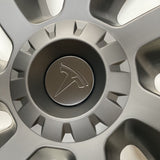 Close-up van MV Spin wieldop met Tesla-logo