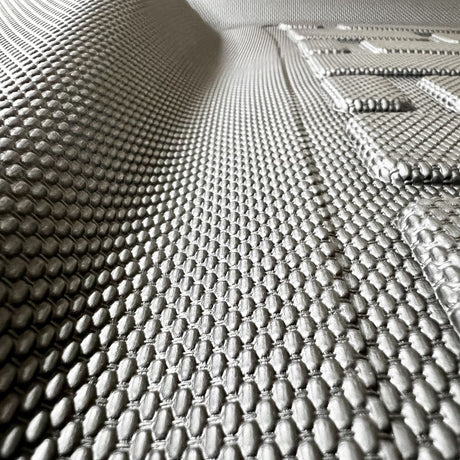 Close-up van het antislipoppervlak van de GCG MAX kofferbakmat voor Tesla Model 3