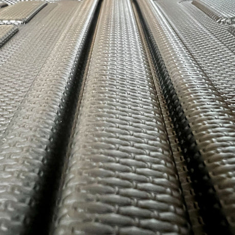 Close-up van de zwarte GCG MAX 3D kofferbakmat textuur en groeven