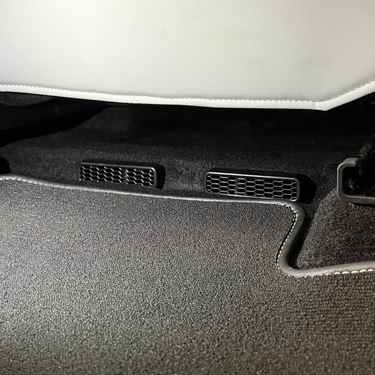 Cover voor ventilatiekanaal onder de stoelen - Xpeng G6