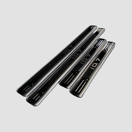 Set van vier instaplijsten voor VW ID.7, zwart design met ID.7-logo, weergegeven op een grijze achtergrond.