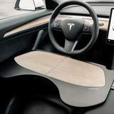 Opvouwbare tafel met carbon-look in een Tesla Model 3-cabine.