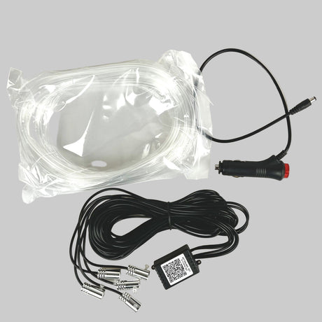 Het LED-lichtpakket bevat de plastic slangen die op de afbeelding te zien zijn. Er wordt ook een voeding meegeleverd, evenals een converter voor de lichtbronnen zelf.