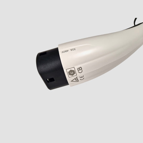 Close-up van een wit Type 2-laadstekker met 32A 480V markering voor een elektrische auto.