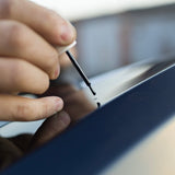 Lakstift die wordt gebruikt om een kras in de autolak te maken