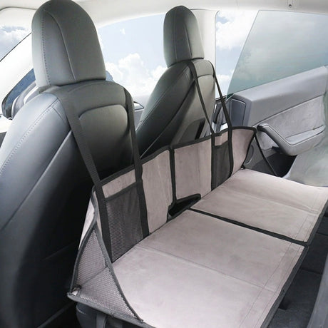 Grijze matrassteun in een auto, perfect voor Tesla Model 3/Y, maar ook voor andere elektrische auto's.