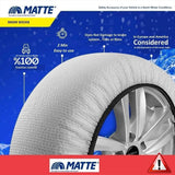 Witte matte sneeuwsokken gemonteerd op autobanden in de buurt van sneeuw.