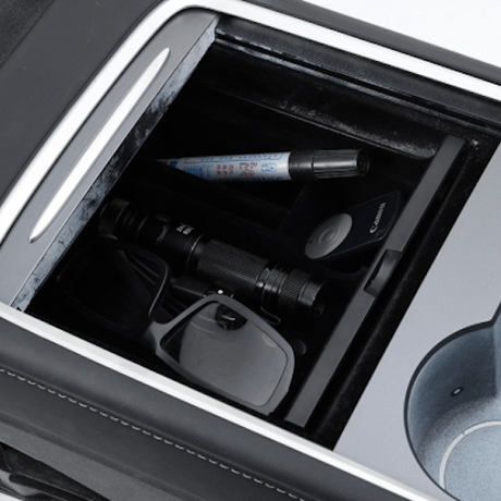 Opbergbox voor Tesla Model 3/Y gevuld met verschillende voorwerpen.