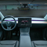 S3XY Strip LED-licht geïnstalleerd op het dashboard van een Tesla Model 3/Y, gezien vanaf de bestuurdersstoel.