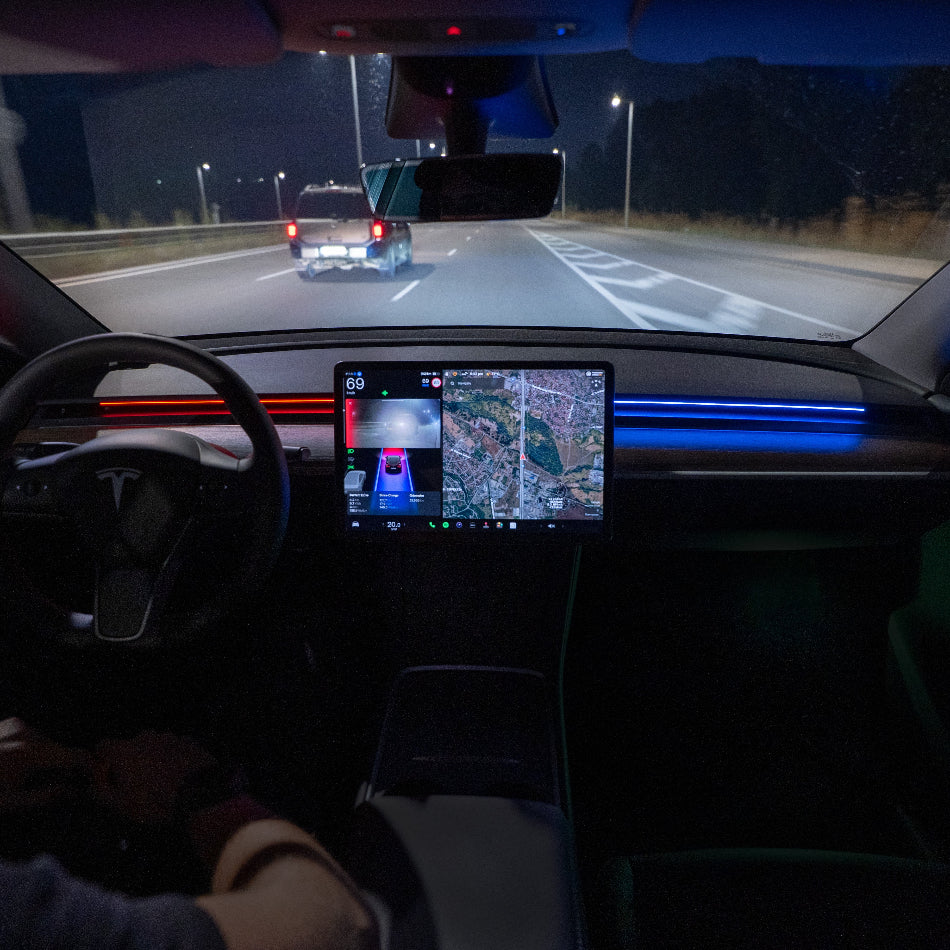 Sfeerverlichting met S3XY Strip geïnstalleerd in een Tesla Model 3/Y cabine tijdens het rijden 's nachts.