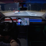 Sfeerverlichting met S3XY Strip geïnstalleerd in een Tesla Model 3/Y cabine tijdens het rijden 's nachts.