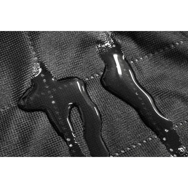 het water op de autostoelbeschermer toont aan dat de stof waterafstotend is