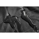 het water op de autostoelbeschermer toont aan dat de stof waterafstotend is