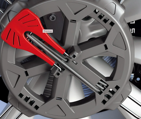 Close-up van de Polaire Grip sneeuwkettingset PG140 gemonteerd op een autoband