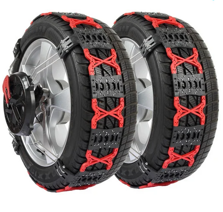 Sneeuwkettingset met rode en zwarte gripprofielen voor betere grip op sneeuw.