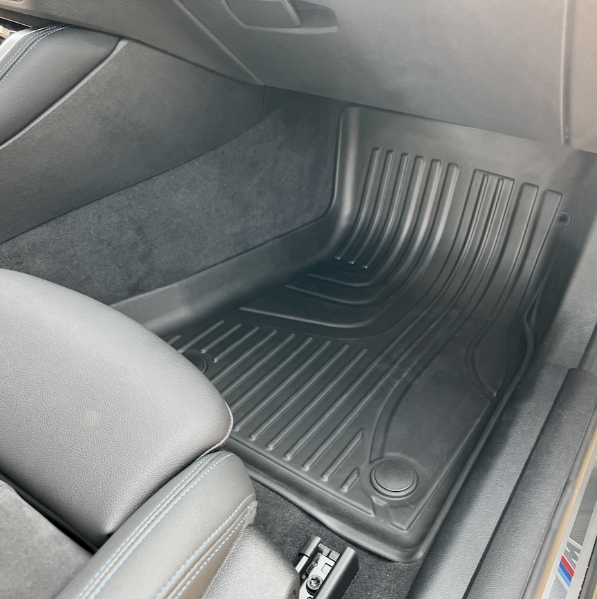 All Weather vloermatten set voor BMW i5, dat de hele vloer aan de voorkant bedekt.