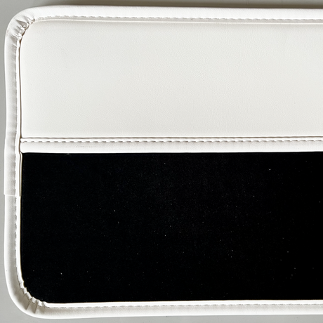 de witte variant van het schermhoesje voor Tesla.