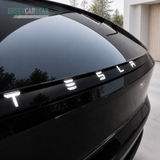 Folie til bagerste lystribe med TESLA-tekst på Tesla Model Y 2025 Juniper, nærbillede