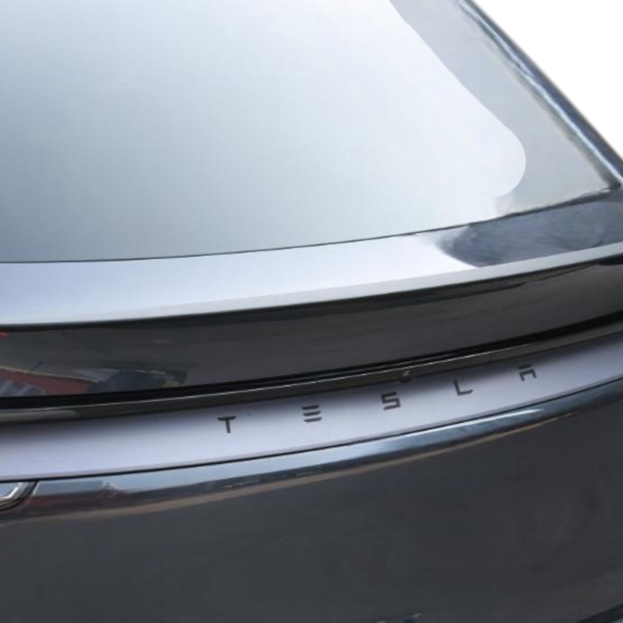 schuine hoek van Performance spoiler gemonteerd op Model Y Juniper – sportieve uitstraling