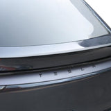 schuine hoek van Performance spoiler gemonteerd op Model Y Juniper – sportieve uitstraling
