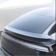 Tesla Model Y Juniper met gemonteerde Performance spoiler gezien van achteren