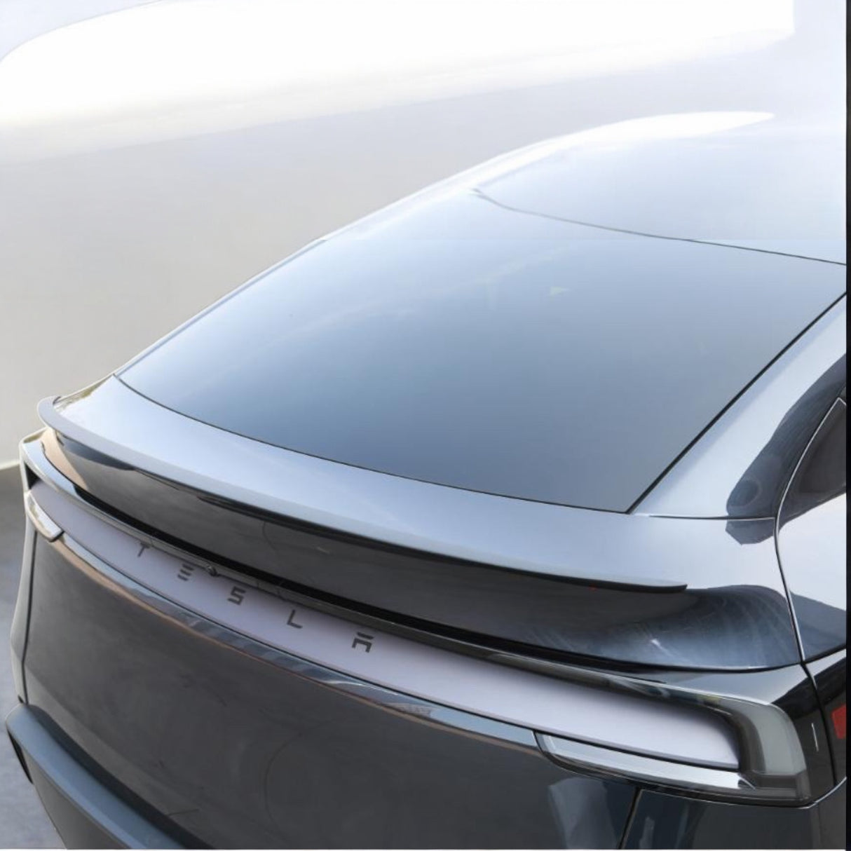 Tesla Model Y Juniper met gemonteerde Performance spoiler gezien van achteren