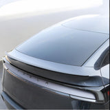 Tesla Model Y Juniper met gemonteerde Performance spoiler gezien van achteren