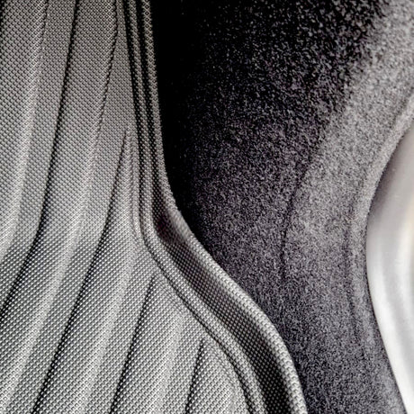 Close-up van GCG MAX All Weather mat voor Tesla Model Y Juniper