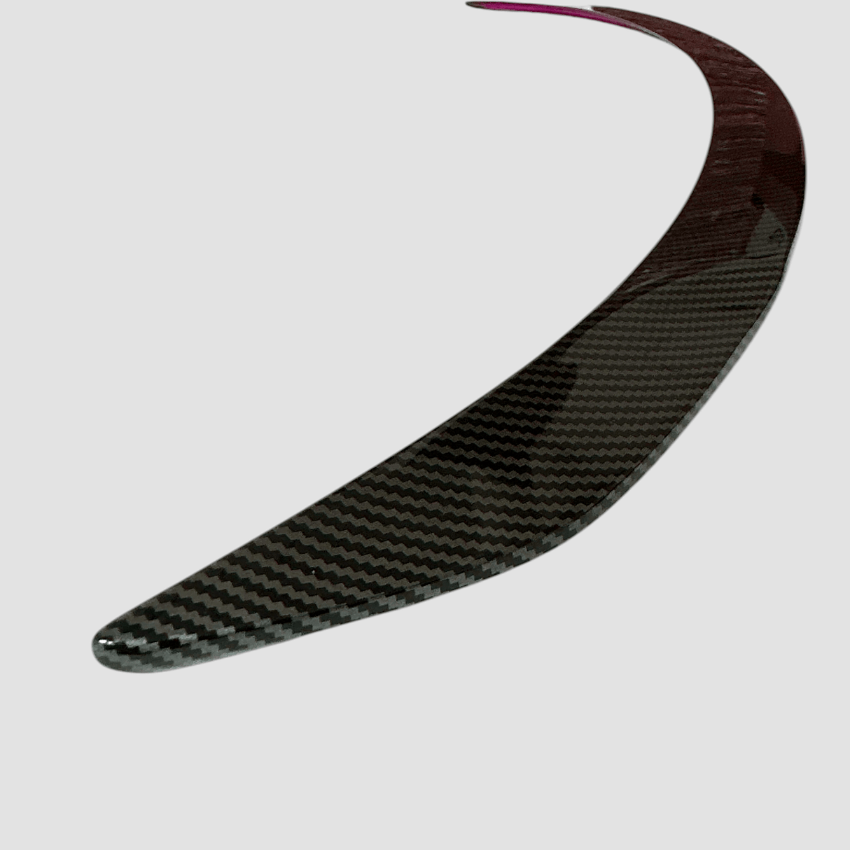 Pro spoiler in glanzende carbon-look voor Tesla Model Y Juniper – close-up van oppervlak en afwerking