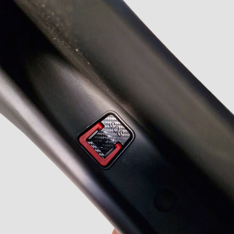 Deurmat (XL) voor Tesla Model Y Juniper 2025 met zwarte koolstofvezeldetail en rode rand.