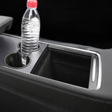 Bekerhouder voor Tesla Model Y met waterfles in de auto
