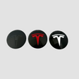 Drie Tesla wieldoppen in zwart, rood en wit voor velgen.