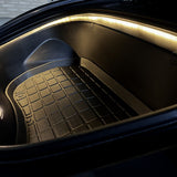 Tesla frunk met LED-lichtstrip en rubberen mat.