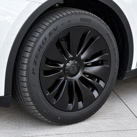 Sort Vortex hjulkapsel monteret på 19" original fælg på hvid Tesla Model Y med Pirelli P Zero EV dæk