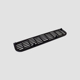 Zwarte ventilatiedeksel voor Tesla Model 3/Y getoond op een grijze achtergrond.